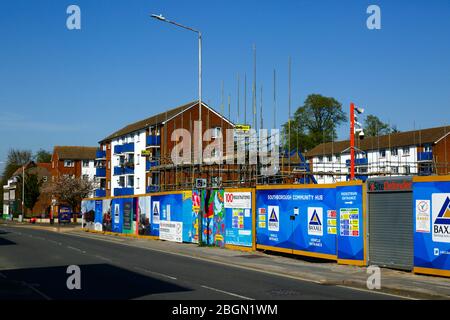 Schilder an Tragkörnchen und Gerüsten auf dem neuen Gelände für die Sanierung des Southborough Community Hub-Projekts, London Road, Southborough, Kent, England Stockfoto