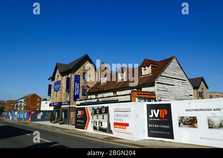 Unterzeichnet außerhalb des Projekts, um das ehemalige Pub bat and Ball in Cottages umzuwandeln, neues Southborough Community Hub-Projekt hinter Southborough, Kent. VEREINIGTES KÖNIGREICH Stockfoto