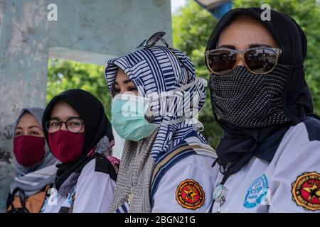 22. April 2020, Lhokseumawe, Aceh, Indonesien: Freiwillige von der Anti-Betäubungsmittelbehörde (LAN) tragen während ihrer Kampagne in der Merdeka Straße Gesichtsmasken, um die Ausbreitung der Coronavirus-Krankheit (COVID-19) in Lhokseumawe zu vorbeugen. Jüngste Berichte über COVID-19-Fälle, indonesische Beamte bestätigten 7.418 positive Fälle, 913 wurden mit 635 Toten erholt. (Bild: © Zikri Maulana/ZUMA Wire) Stockfoto