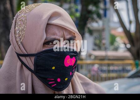 22. April 2020, Lhokseumawe, Aceh, Indonesien: Eine Frau trägt eine Gesichtsmaske in der Merdeka Straße, als vorbeugende Maßnahme zur Verbreitung der Coronavirus-Krankheit (COVID-19) in Lhokseumawe. Jüngste Berichte über COVID-19-Fälle, indonesische Beamte bestätigten 7.418 positive Fälle, 913 wurden mit 635 Toten erholt. (Bild: © Zikri Maulana/ZUMA Wire) Stockfoto