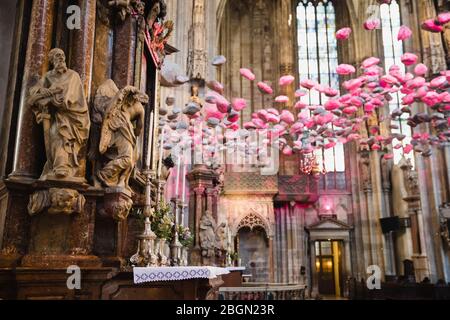 Wien, Österreich - 23. März 2019: Majestätisches Interieur des Stephansdoms in Wien, Österreich, heilige katolische Kirchenarchitektur Stockfoto