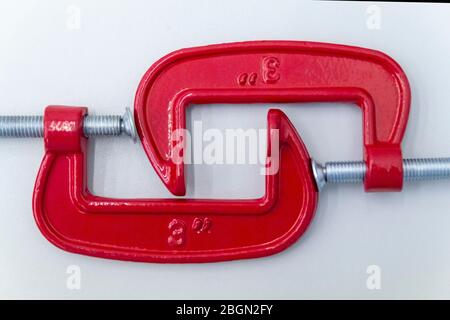 Rote Metallklammer, Presse für Schlosserarbeiten.rote G-Klemmen. Stockfoto