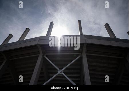 Außenansicht der Treppe, Stufen und Säulen der neuen versus gerade Linie, Feature, Dekorbild, Hintergrund, Hintergrundbild, Symbol, Symbolbild. Trotz der Corona-Krise werden die Bauarbeiten am neuen Wildpark-Stadion fortgesetzt. Derzeit wird an der Versus-Geraden-Linie gearbeitet. Zusätzliche Säulen wurden angebracht. GES/Football/2. Bundesliga: Bauarbeiten am Wildpark Stadion in Karlsruhe, 21. April 2020 Fußball: 2. Deutsche Liga: KSC-Wildpark Stadion im Bau, 21. April 2020 Stockfoto