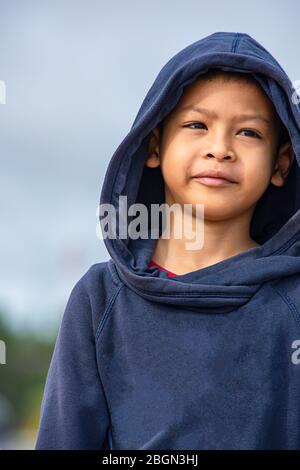 Porträt eines asienjungen, der eine Winterjacke trug, lächelte glücklich. Stockfoto