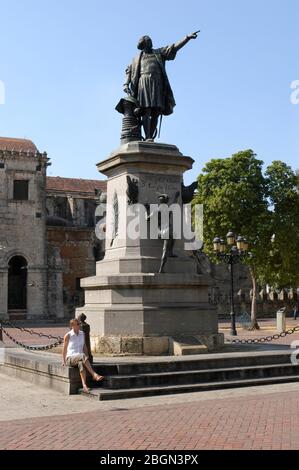 Kolumbusstatue vor Kathedrale von Santo Domingo, Dominikanische Republik, Karibik, Amerika Stockfoto