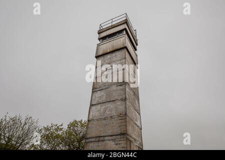 Ehemaliger DDR-Wachturm an der ehemaligen westdeutschen Grenze zwischen Thüringen und Bayern Stockfoto