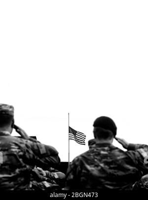 Memorial Day. Veterans Day. Amerikanische Soldaten Saluting. US Army. Militär der USA. Leerraum für Text Stockfoto