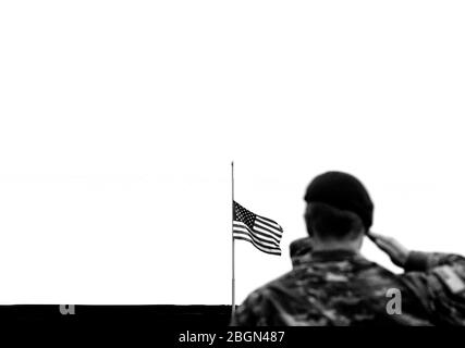 Memorial Day. Veterans Day. Amerikanische Soldaten Saluting. US Army. Militär der USA. Leerraum für Text Stockfoto