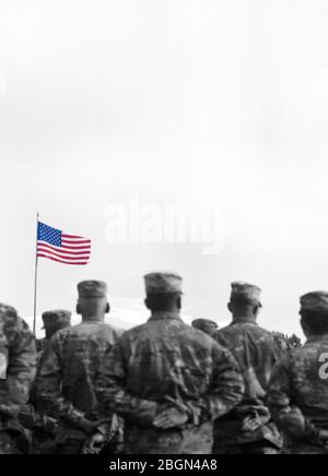 Memorial Day. Veterans Day. Amerikanische Soldaten Saluting. US Army. Militär der USA. Leerraum für Text Stockfoto