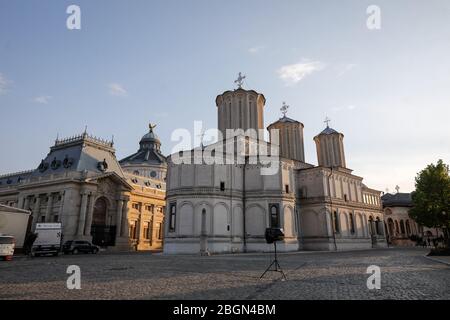 Bukarest, Rumänien - 18. April 2020: Rumänischer Patriarchalpalast bei Sonnenuntergang Stockfoto