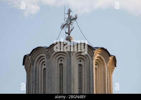 Bukarest, Rumänien - 18. April 2020: Rumänischer Patriarchalpalast bei Sonnenuntergang Stockfoto