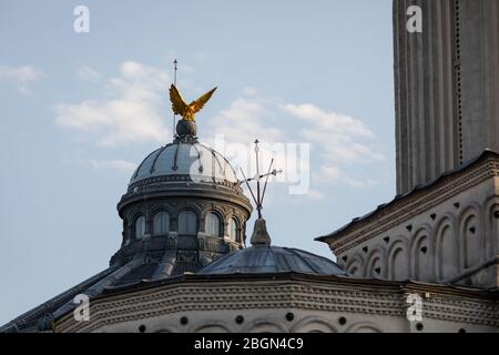 Bukarest, Rumänien - 18. April 2020: Rumänischer Patriarchalpalast bei Sonnenuntergang Stockfoto