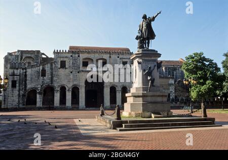 Kolumbusstatue vor Kathedrale von Santo Domingo, Dominikanische Republik, Karibik, Amerika Stockfoto