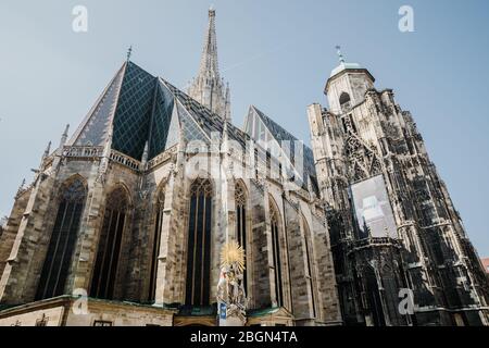 Wien, Österreich - 23. März 2019: Blick auf den gotischen Stephansdom in Wien, Österreich blauer Himmel Hintergrund Stockfoto