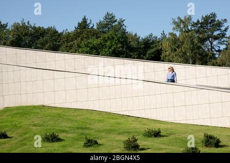 Blonde Geschäftsfrau auf der Treppe Stockfoto