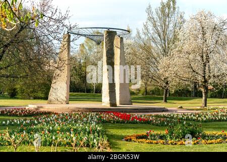 Britzer Garten, Berlin, Deutschland - 16. april 2020: Teil der durch Corona verbarrikadierten Tulpenschau Tulipan 2020 Stockfoto