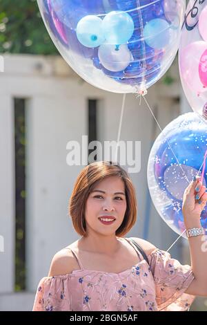 ASEAN-Frauen halten einen Ballon in der Hand. Stockfoto