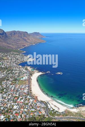 Luftaufnahme des Camps Bay Strandes mit der Twelve Apostles Mountain Range im Hintergrund Stockfoto