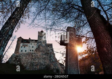 Bran Castle Museum (Dracula's Castle), in der Nähe von Brasov, Siebenbürgen, Rumänien. Bekannt als das Schloss von Dracula bekannt. Außenansicht bei Sonnenuntergang Stockfoto