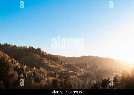 Bran Stadt Panorama-Blick aus der Luft von der Spitze der Bran Castle (Castelul Bran), allgemein bekannt als Dracula's Castle, nr Brasov, Siebenbürgen, Rumänien. Stockfoto