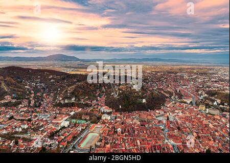 Brasov Stadt Luftbild, Transylvania, Rumänien. Von der Spitze des Mount Tampa aus gesehen. Sonnenuntergang Stockfoto