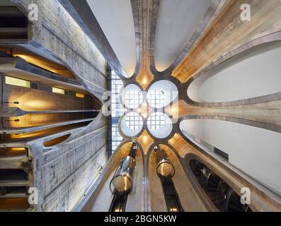 Blick nach oben in Richtung Dachfenster. Zeitz MOCAA, Kapstadt, Südafrika. Architekt: Heatherwick Studio, 2017. Stockfoto