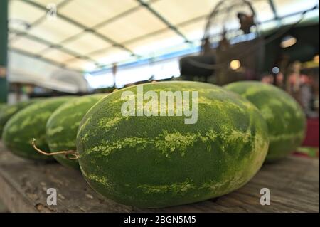 Wassermelonen auf einem Holztisch in der Stadt Kuranda Stockfoto