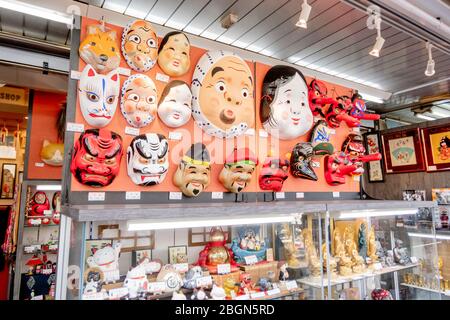 Die vielen Arten der traditionellen japanischen Masken für den Verkauf als Souvenir in einem Geschäft im Asakusa Tempel Tokio, Japan Februar 7,2020 Stockfoto