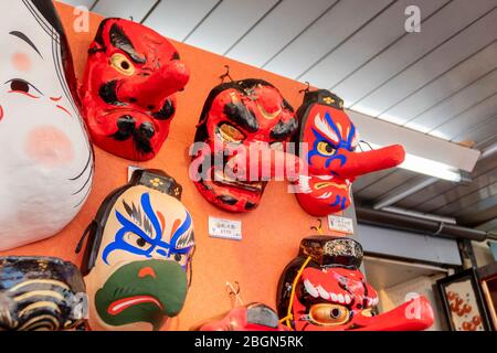 Die vielen Arten der traditionellen japanischen Masken für den Verkauf als Souvenir in einem Geschäft im Asakusa Tempel Tokio, Japan Februar 7,2020 Stockfoto