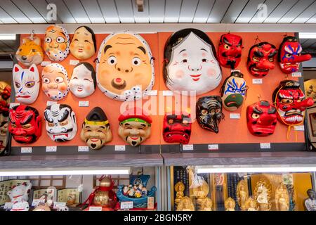 Die vielen Arten der traditionellen japanischen Masken für den Verkauf als Souvenir in einem Geschäft im Asakusa Tempel Tokio, Japan Februar 7,2020 Stockfoto