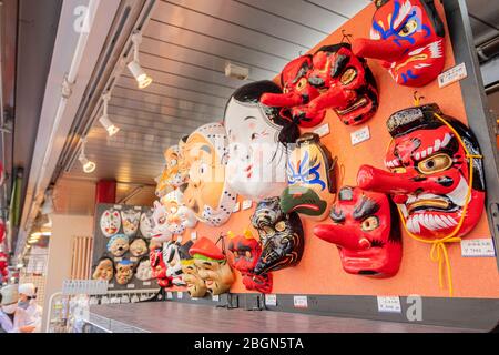 Die vielen Arten der traditionellen japanischen Masken für den Verkauf als Souvenir in einem Geschäft im Asakusa Tempel Tokio, Japan Februar 7,2020 Stockfoto