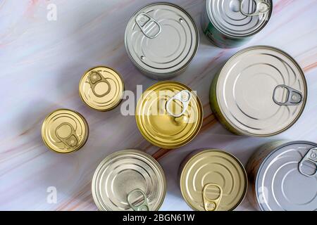 Overhead View Reihe Konserven in verschiedenen Größen und Farben. Lagern Sie nicht verderbliche Konservierkost Stockfoto