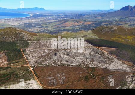 Luftaufnahmen der Berge bei Somerset West mit False Bay und Tafelberg im Hintergrund Stockfoto