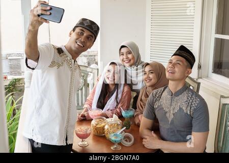 iftar am ramadan. Freund muslim, der das Fasten bricht. eid mubarak Stockfoto