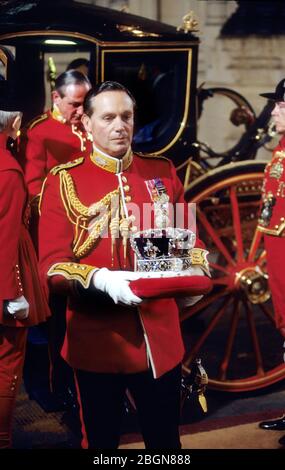 Die Imperial State Crown wird in den Palace of Westminster, London, England getragen. Es besteht aus 2,868 Diamanten, 17 Saphiren, 11 Smaragden, 269 p Stockfoto