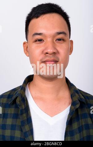 Gesicht der jungen asiatischen hipster Mann an der Kamera auf der Suche Stockfoto