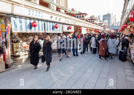 Viele Touristen aus vielen Ländern laufen und kaufen im Souvenirladen vor dem Asakusa-Tempel Tokio, Japan 7. Februar 2020 ein Stockfoto