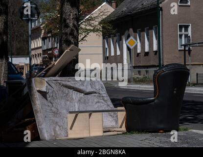 Nauen, Deutschland. April 2020. Sperrmüll liegt auf einem Bürgersteig in Nauen (Brandenburg). Quelle: Paul Zinken/dpa-Zentralbild/ZB/dpa/Alamy Live News Stockfoto