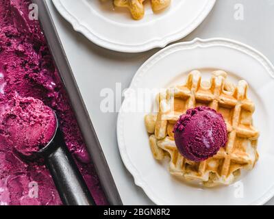 Eis und duftende Waffeln. Nahaufnahme Stockfoto