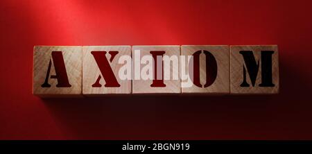 AXIOM Wort mit Bausteinen auf rotem Hintergrund gemacht. Grundprinzipien in Bildung und Geschäftskonzept Stockfoto