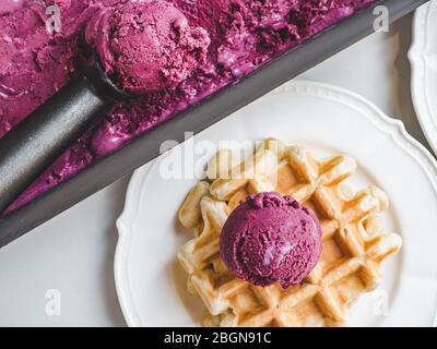 Eis und duftende Waffeln. Nahaufnahme Stockfoto