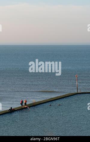 Schwimmen im Walpole Bay Gezeitenbecken, Margate Stockfoto