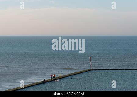 Schwimmen im Walpole Bay Gezeitenbecken, Margate Stockfoto