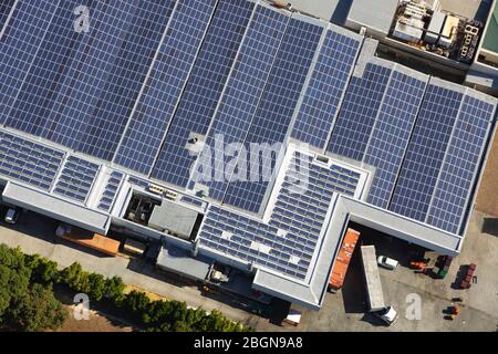 Luftaufnahme von Solarmodulen auf einem Dach Stockfoto
