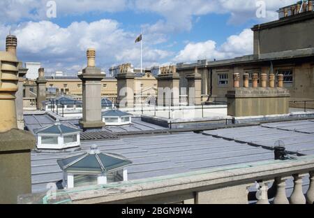 Die Dächer und Schornsteine des Buckingham Palace, der offiziellen Residenz von HM Queen Elizabeth II und der britischen Königsfamilie. Stockfoto