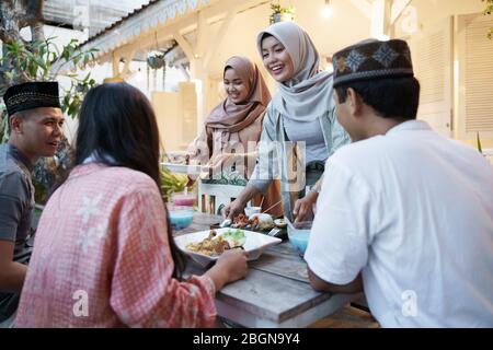 muslimische Freund essen zusammen. iftar ramadan. Glückliche asiatische Menschen tragen Hijab Stockfoto