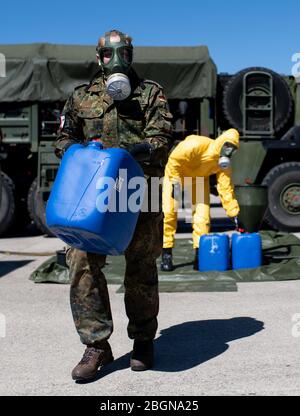 Neubiberg, Deutschland. April 2020. Soldaten des ABC-Verteidigungskommandos produzieren Desinfektionsmittel auf dem Gelände der Universität der Bundeswehr. An der Universität werden große Mengen an Oberflächendesinfektionsmittel hergestellt, um große öffentliche Bereiche vom Corona-Virus zu befreien. Kredit: Sven Hoppe/dpa/Alamy Live News Stockfoto