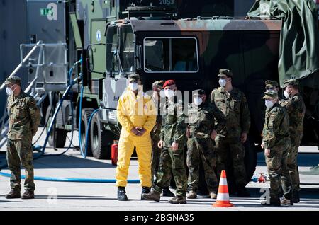 Neubiberg, Deutschland. April 2020. Soldaten des ABC-Verteidigungskommandos produzieren Desinfektionsmittel auf dem Gelände der Universität der Bundeswehr. An der Universität werden große Mengen an Oberflächendesinfektionsmittel hergestellt, um große öffentliche Bereiche vom Corona-Virus zu befreien. Kredit: Sven Hoppe/dpa/Alamy Live News Stockfoto