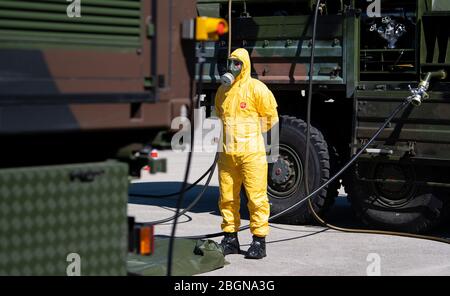 Neubiberg, Deutschland. April 2020. Soldaten des ABC-Verteidigungskommandos produzieren Desinfektionsmittel auf dem Gelände der Universität der Bundeswehr. An der Universität werden große Mengen an Oberflächendesinfektionsmittel hergestellt, um große öffentliche Bereiche vom Corona-Virus zu befreien. Kredit: Sven Hoppe/dpa/Alamy Live News Stockfoto