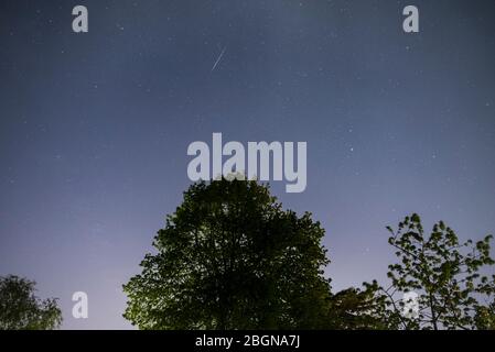 London, Großbritannien. 22. April 2020. Ein Meteor über Nordwestlondon ist in der Mitte des oberen Bildes zu sehen, Teil des Lyriden Meteorschauers, der mit dem Langzeit-Komet C/1861 G1 Thatcher assoziiert ist. Es ist der älteste aufgezeichnete Meteorschauer, der heute noch sichtbar ist, und wurde erstmals 687 v. Chr. aufgezeichnet. Der Meteorschauer sollte am Abend des 21-22. April 2020 seinen Höhepunkt erreichen. Kredit: Stephen Chung / Alamy Live News Stockfoto